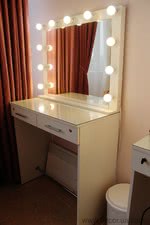 Макіяжне дзеркало з підсвіткою і стіл &mdash; Абрикос