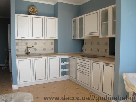 Кухня в классическом стиле с крашенными фасадами, прованс