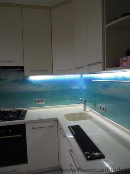 Кухня с матовыми акриловыми фасадами