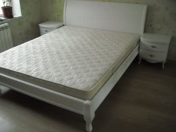 Кровать белая из массива дерева