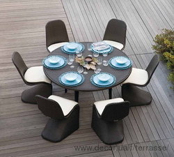 Обеденный стол и стулья из искусственного плетения для открытых площадок &mdash; Terrasse