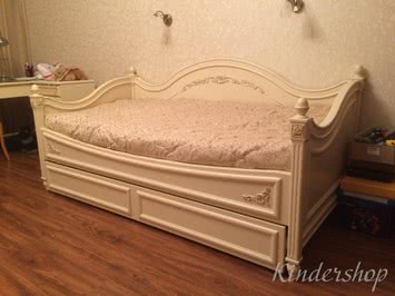 Деревянная кровать софа Carolina
