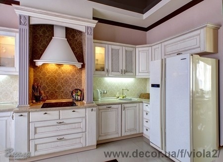 Классическая кухня с порталом и фасадами из ясеня Фото