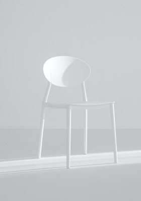 Белый металлический стул