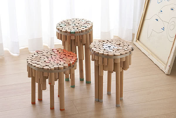 Нарізаний дерев`яний столик