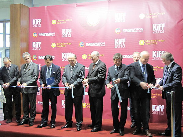 В десятый раз открылся Киевский международный мебельный форум KIFF