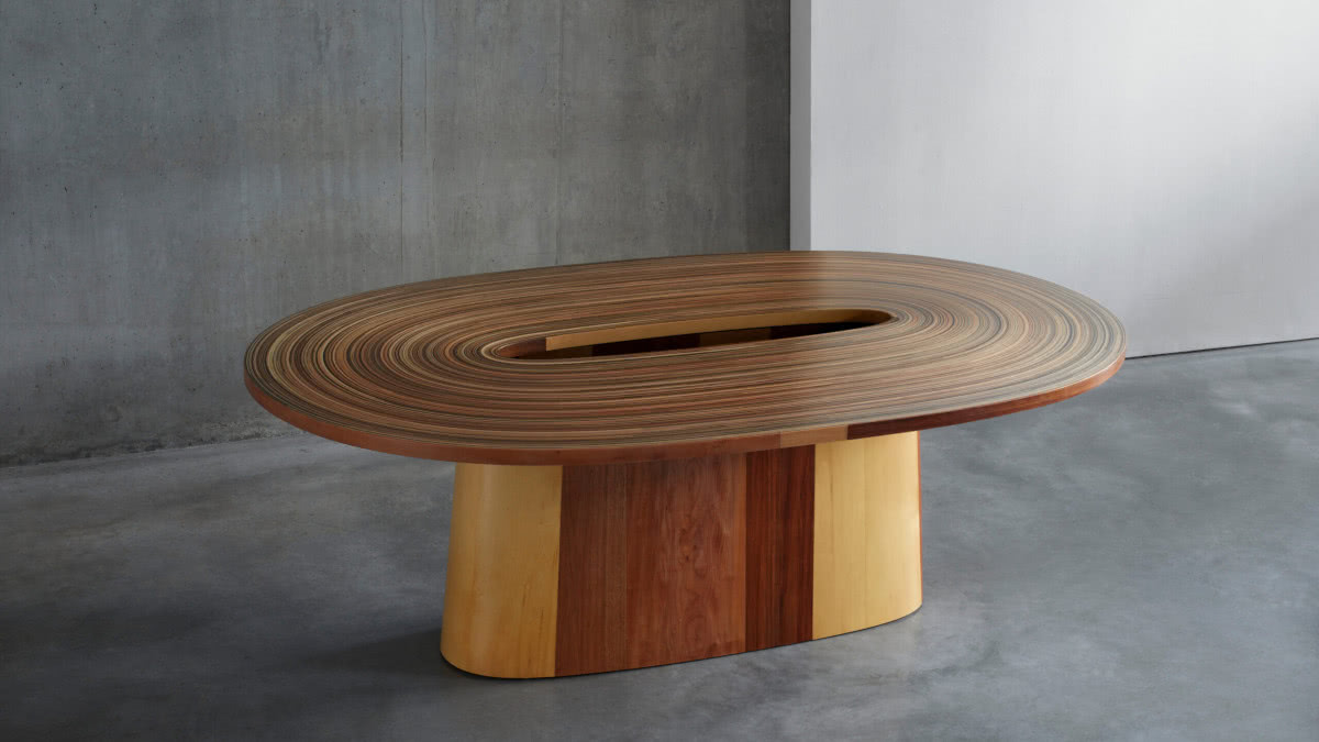 Лондонский дизайнер представил стол из затопленных деревьев
