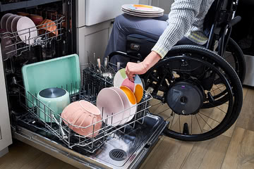 Whirlpool розробила полицю для посудомийних машин, орієнтовану на потреби людей із порушеннями мобільності