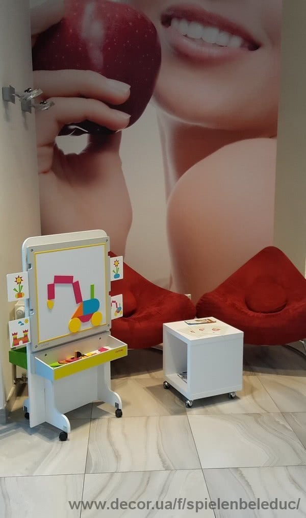 В стоматологии установлена мобильная детская комната