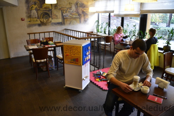 В ресторане VINO e CUCINA  установлена мобильная детская комната с навесными игровыми элементами Beleduc