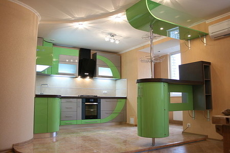 Кухня с барной стойкой.