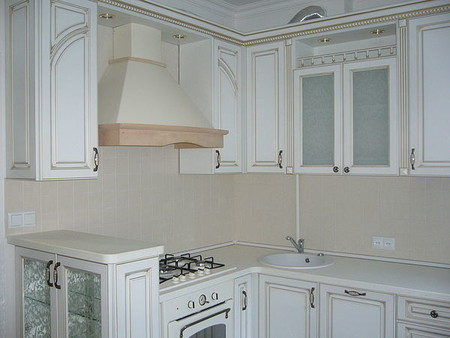 кухня белая с золотой патиной