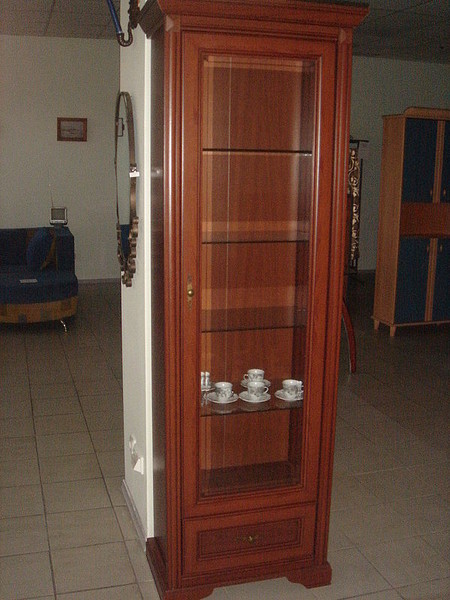 Шкаф-витрина