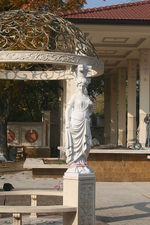 малые архитектурные формы из литых элементов в следующих материалах: бронза (латунь), нейзильбер, чугун и др. &mdash; Декорліт