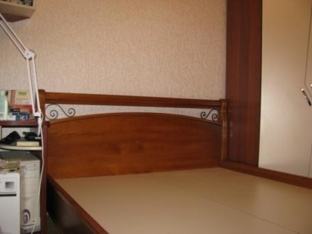 Кровать из натурального дерева