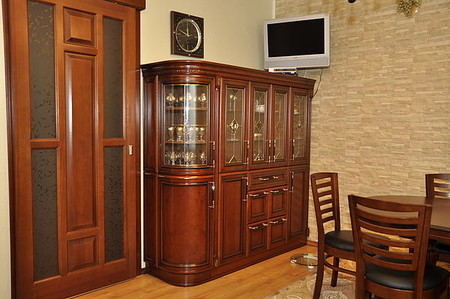 Кухонные гарнитуры из массива, серванты