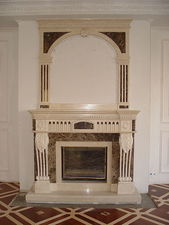 камин в классическом стиле &mdash; Интерьерные решения