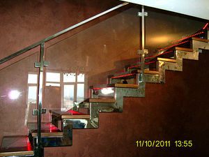 Лестница с  сочетанием дерева, стекла и нержавеющей стали &mdash; Интерьерные решения