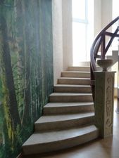 Лестница из мрамора и бетона, ограждение гнутый крест &mdash; Интерьерные решения