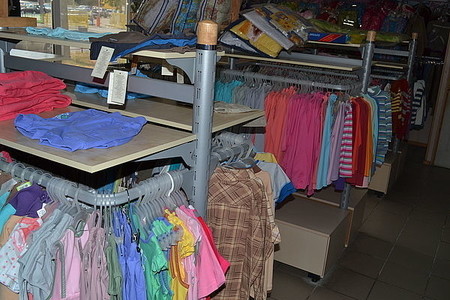 Магазин детской одежды ТРЦ Детский МИР (г.Киев). Стеллаж торговый. Стеллажи пристенные. Торговое оборудование WIKO