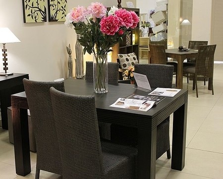 Столы и стулья из натурального дерева и ротанга со склада в Киеве