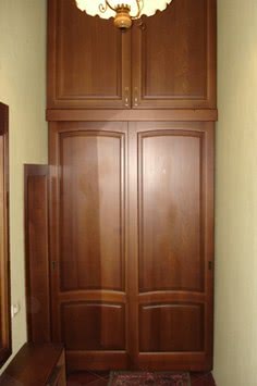 Шкафы-купе c фасадами из натурального дерева