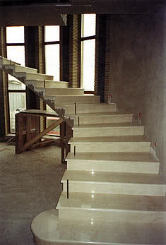 Облицовка лестниц мрамором и гранитом