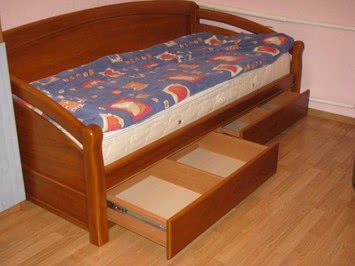 Кровать из натурального дерева подростковая с выдвижными ящиками